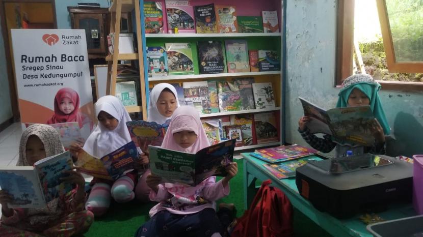Cara untuk menumbuhkan minat baca terhadap anak ada berbagai macam. Salah satunya dengan mengadakan buku-buku yang menarik minat anak untuk membacanya. Hal inilah yang dilakukan oleh Rumah Zakat di Desa Kedungumpul melalui Rumah Baca Sregep Sinau dan Rumah Baca Rastra Aksara.