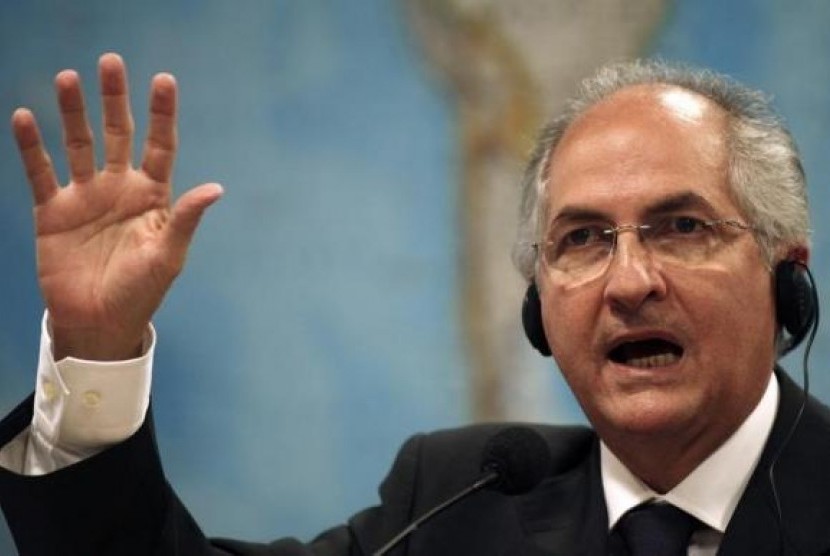 Caracas Mayor Antonio Ledezma talks during a hearing at the Brazilian Senate Foreign Relations Commission at the National Congress in Brasilia, Brazil October 27, 2009. 