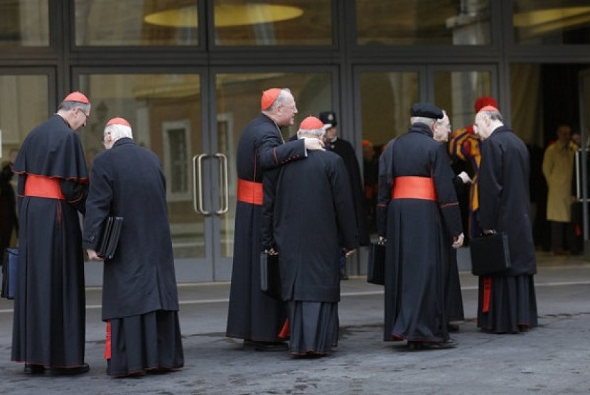 Cardinals arrive for a meeting at the Vatican, Monday March 11, 2013. 