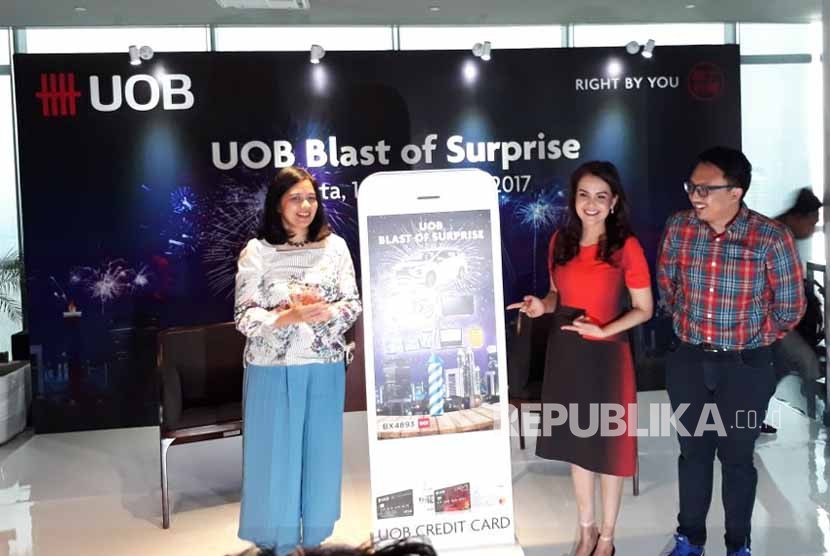 Cards & Payments Head of UOB Indonesia Dessy Masri (ke dua dari kanan) meluncurkan program UOB Blast of Surprise di Kantor UOB Indonesia, Jakarta pada Kamis (16/11).