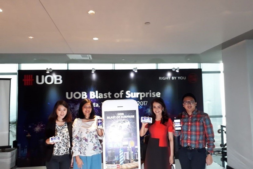 Cards & Payments Head UOB Indonesia Dessy Masri (ke dua dari kanan) meluncurkan program UOB Blast of Surprise di Kantor UOB Indonesia, Jakarta pada Kamis (16/11).