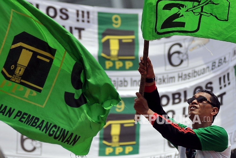 Kubu Mardiono Tegaskan PPP Tetap di KIB. Foto:  Simpatisan mengibarkan bendera Partai Persatuan Pembangunan (PPP) saat kampanye PPP di Tugu Proklamasi, Jakarta Pusat.