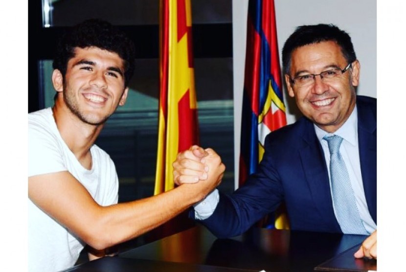 Carles Alena (kiri) saat penandatanganan kontrak bersama Presiden Josep Maria Bartomeu.