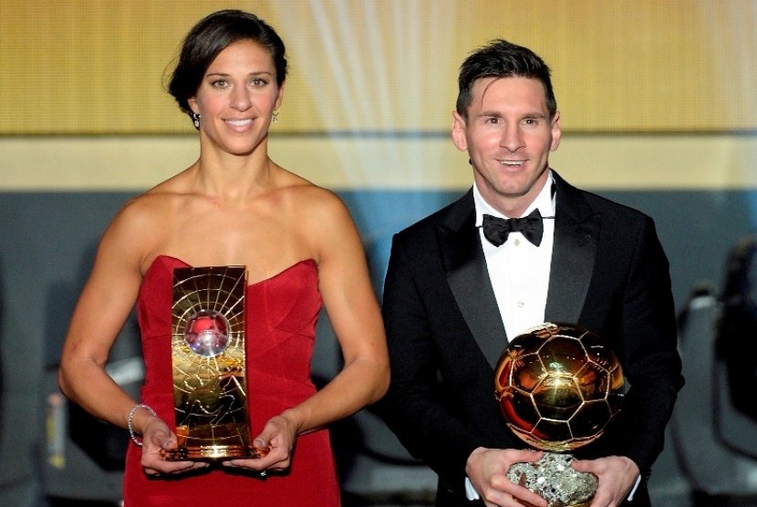 Carli Lloyd (kiri) saat menerima trofi Ballon d'Or 2015.