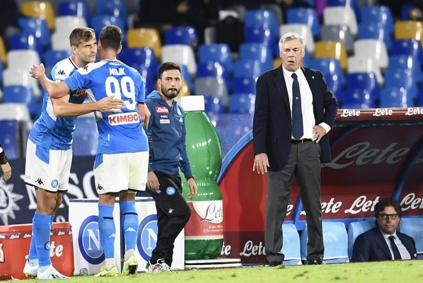 Carlo Ancelotti (kanan) dalam laga Napoli kontra Verona.