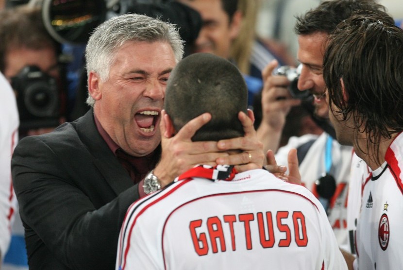 Carlo Ancelotti (kiri) ketika memberi selamat kepada Gennaro Gattuso setelah AC Milan menjadi kampiun Liga Campions UEFA di Stadion Olimpiade, Athena, Yunani, 23 Mei 2007. 