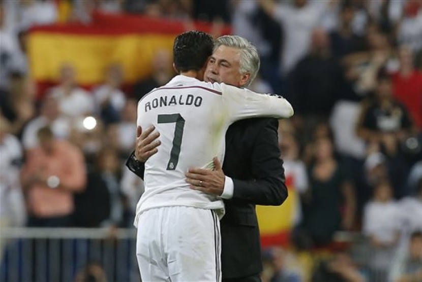 Carlo Ancelotti memeluk Cristiano Ronaldo.