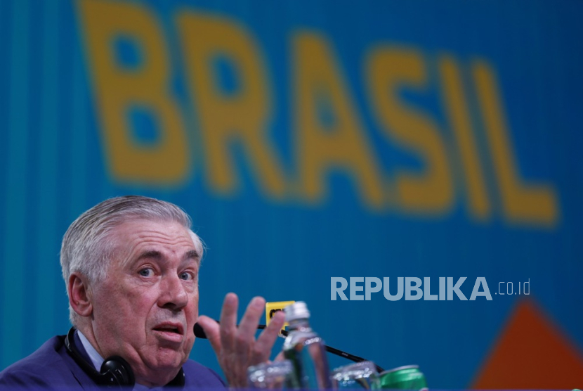 Carlo Ancelotti saat diperkenalkan kepada awak media di Rio de Janeiro, Brasil, Senin (26/5/2025). Ancelotti akan melatih Brasil sampai Piala Dunia 2026.