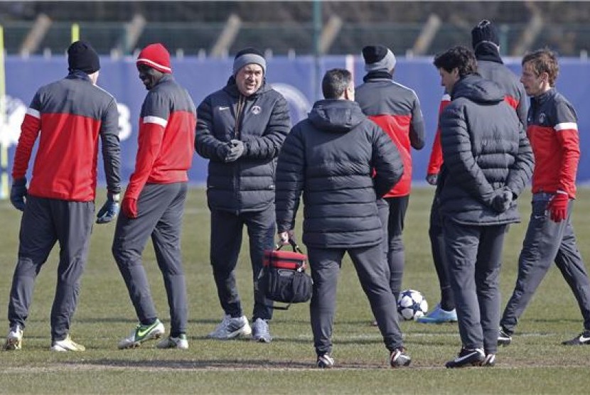 Carlo Ancelotti (tengah), pelatih Paris Saint Germain, memimpin skuatnya menggelar latihan jelang laga Liga Champions lawan Barcelona di Paris pada Senin (1/4). 