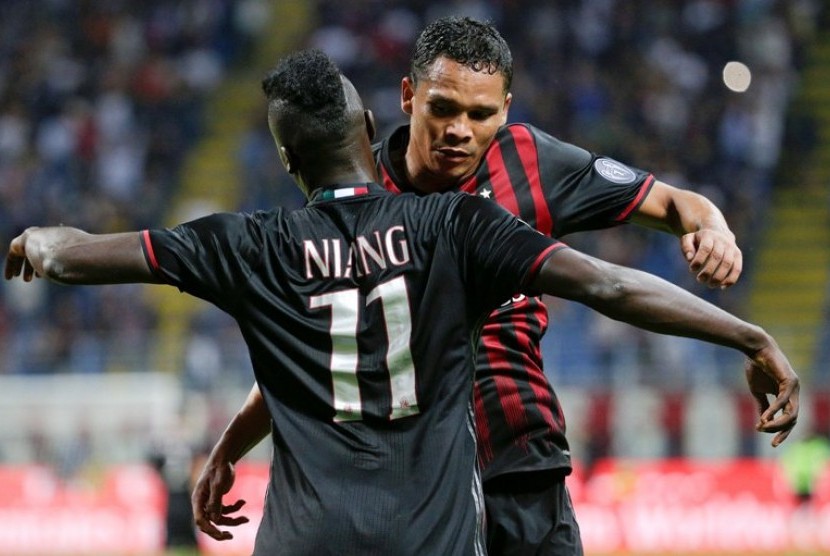 Carlos Bacca (kanan) bersama M'baye Niang.