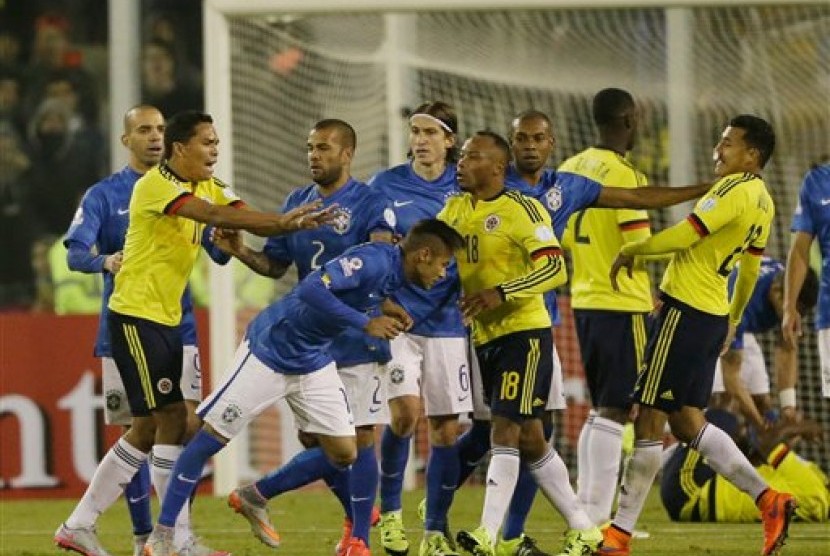 Carlos Bacca mendorong Neymar