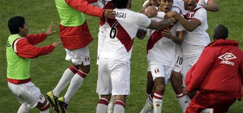 Carlos Lobaton (empat kanan), pemain timnas Peru, mendapatkan pelukan selamat dari rekannya usai menjebol jala Kolombia di laga perempat final Copa America 2011.