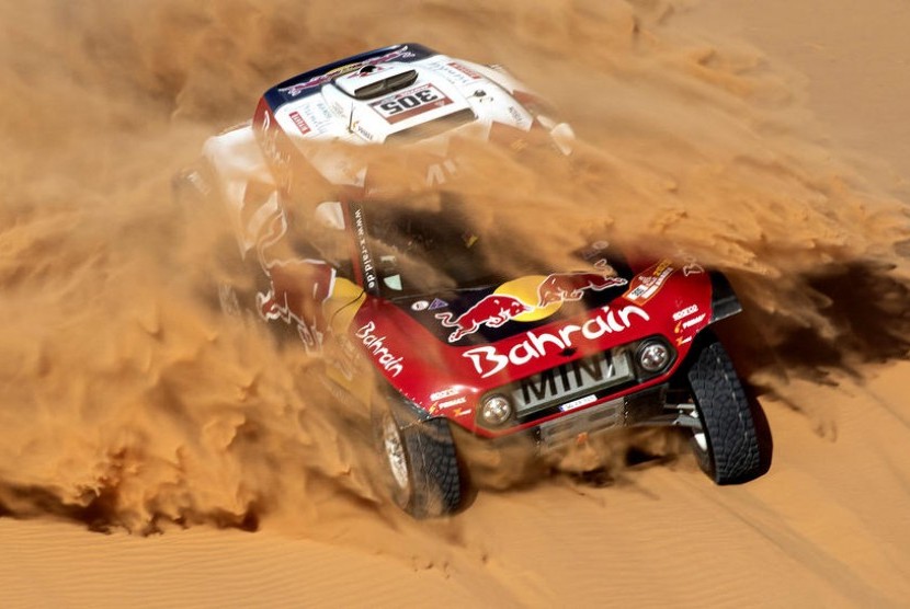 Carlos Sainz memacu mobilnya di balapan Reli Dakar 2020. Dakar 2023 kan menjelajahi rute paling menantang di gurun pasir terluas dunia.