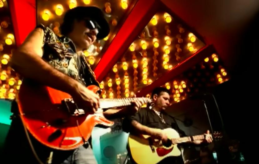 Carlos Santana dan Everlast (kanan) dalam video klip Put The Lights On