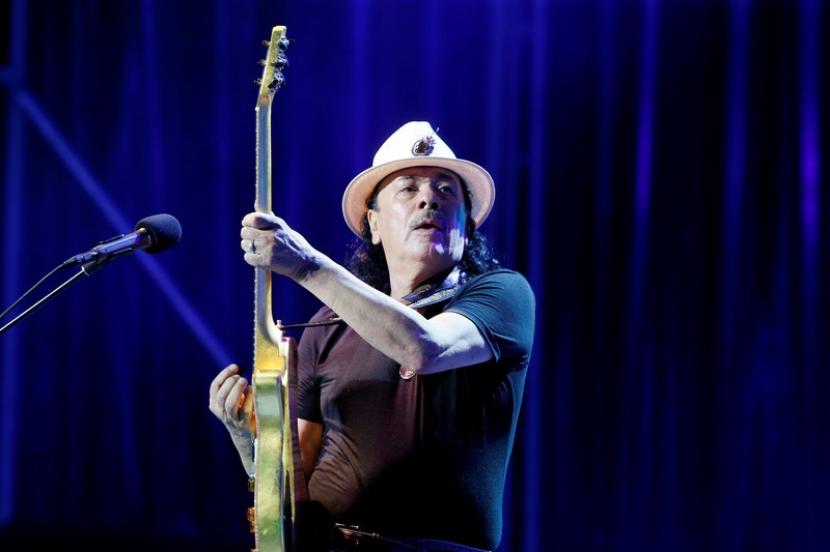 Musisi Carlos Santana pingsan di panggung karena kelelahan dan dehidrasi.