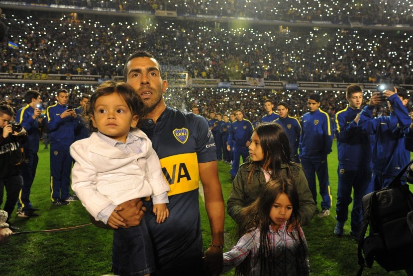 Carlos Tevez resmi pensiun dari sepakbola pofesional.