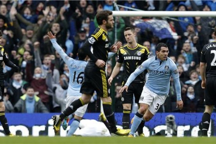 Carlos Tevez (dua kanan), striker Manchester City, meluapkan kegembiraannya usai menggetarkan gawang Chelsea di laga Liga Primer Inggris di Stadion Etihad, Manchester, Ahad (24/2). 