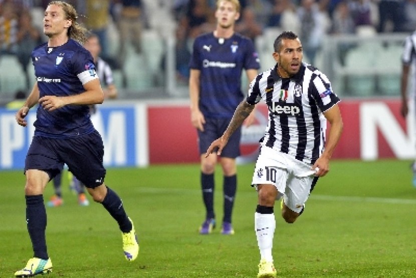 Carlos Tevez merayakan gol ke gawang Malmo di Liga Champions.