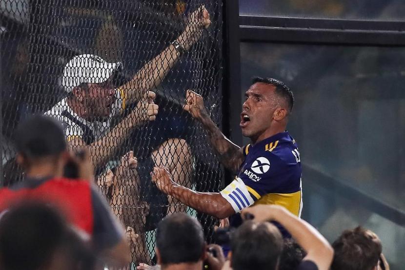 Carlos Tevez merayakan golnya bersama Boca Juniors.
