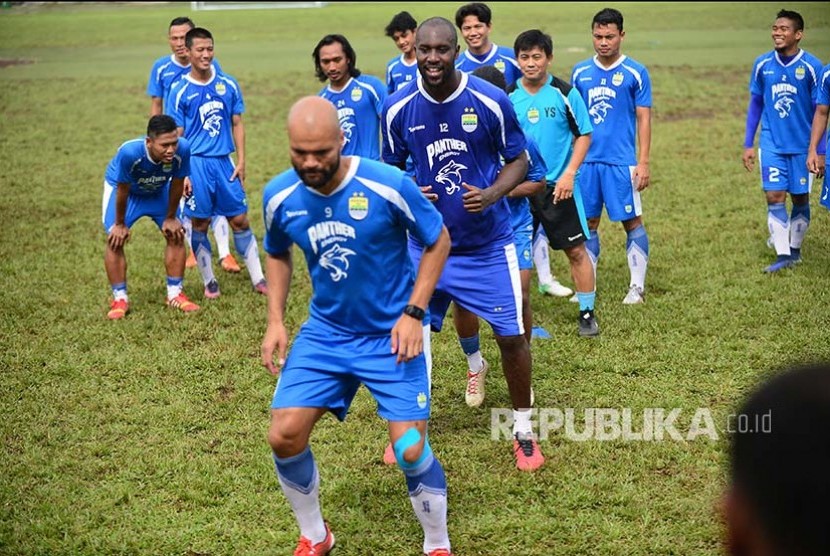 Sergio van Dijk (depan) dan Carlton Cole (kedua dari depan) mengikuti sesi latihan di Stadion Persib, Jumat (28/4).