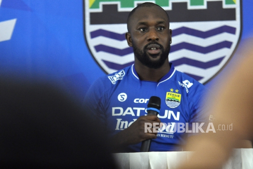  Carlton Cole menjawab pertanyaan dari wartawan saat konferensi pers di Graha Persib, Jalan Sulanjana, Kota Bandung, Kamis (30/3)