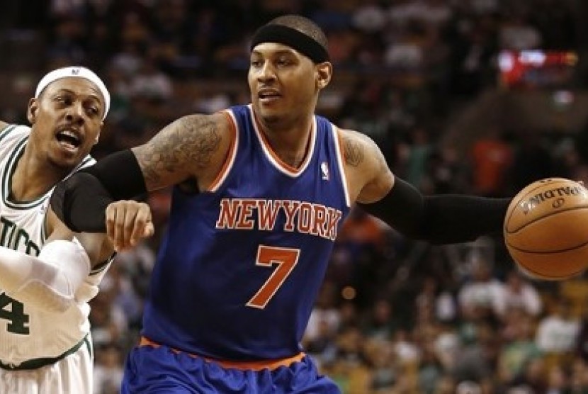 Carmelo Anthony (26 points) dari  New York Knicks menghadang pemain veteran Boston, Paul Pierce, dalam laga ke enam putaran pertama playoff di TD Garden, Boston, Sabtu (4/5/2013).