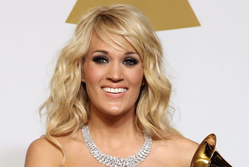 Carrie Underwood berpose usai meraih penghargaan Best Country Solo Performance untuk lagu Blown Away di ajang Grammy Awards ke-55