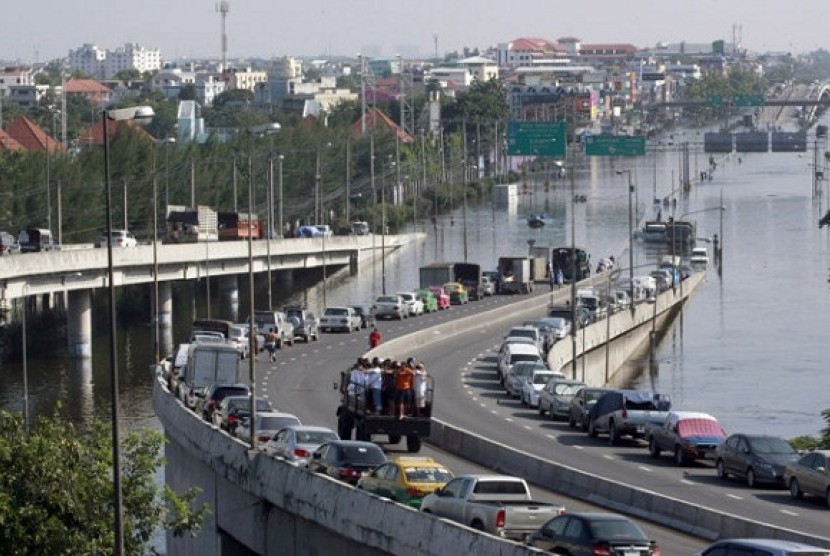 Cars are parked on an overfly on a flooded street in Bangkok, Thailand. (file photo)