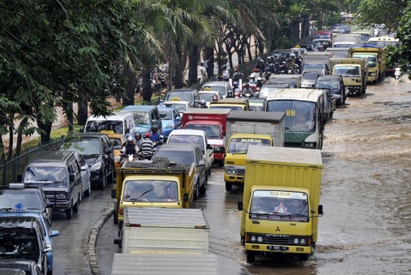 Cars are trapped by floods in Jakarta. (illustration)  