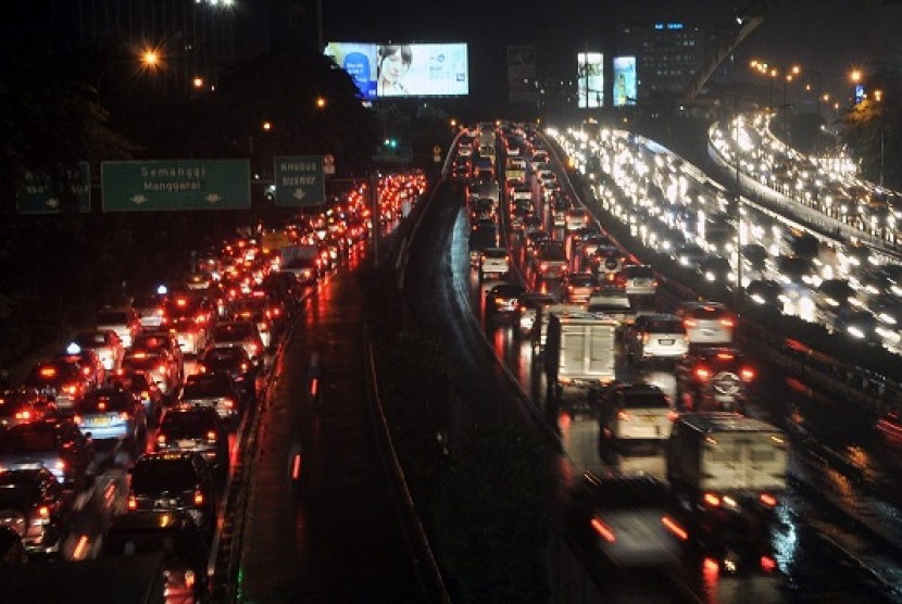 Cars are trapped in a heavy traffic jam in Pancora, Jakarta, on Wednesday. Traffic jam is one of great challenges for Governor of Jakarta, Joko Widodo. (illustration)  