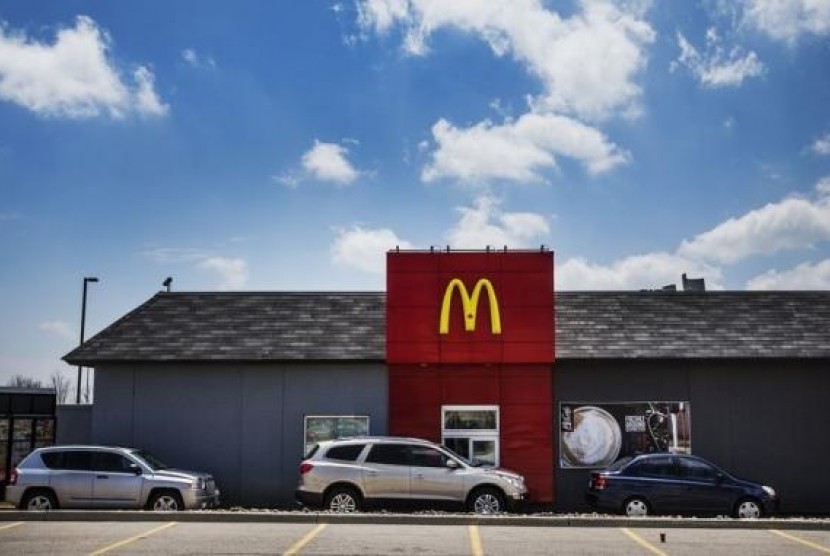 Cars line up in a drive through lane at a McDonalds fast food restaurant in Toronto, May 1, 2014.