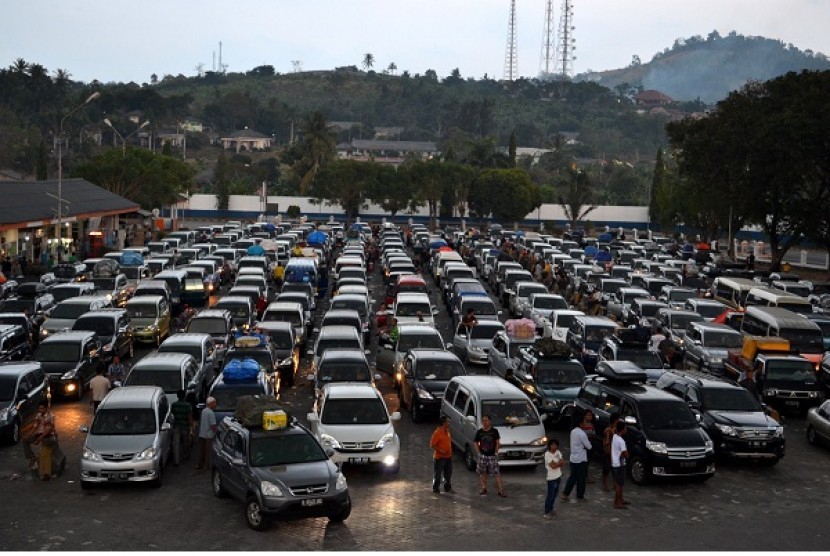 Cars queue in front of port gate in Bakauheni port, Lampung, beforeng entering ferry. (illustration)