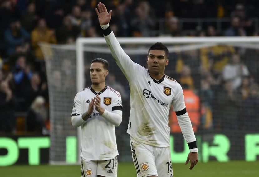 Casemiro dari Manchester United, kanan, dan Antony dari Manchester United merayakannya pada akhir pertandingan sepak bola Liga Premier Inggris antara Wolverhampton Wanderers dan Manchester United di Stadion Molineux di Wolverhampton, Inggris, Sabtu, 31 Desember 2022. 