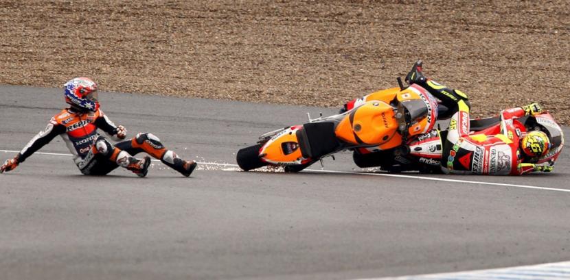 Casey Stoner (kiri) tersungkur setelah terlibat kecelakaan dengan Valentino Rossi (kanan) dalam sebuah balapan di MotoGP seri Jerez, Spanyol pada April 2011 silam. 