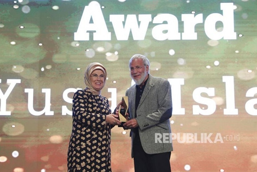 Cat Steven alias Yusuf Islam menerima penghargaan lifetime achievement award dari ibu negara Turki, Emine Erdogan, di Istanbul.
