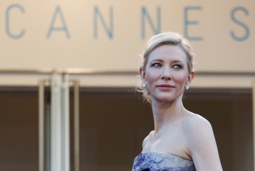 Cate Blanchett berpose saat menghadiri karpet merah pemutaran filmnya Carol di Festival Film Cannes.