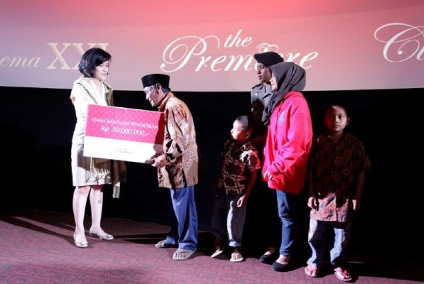 Catherine Keng, Coorporate Secretary Cinema 21 saat menyerahkan dana bantuan pendidikan kepada Bripda M Taufiq Hidayat