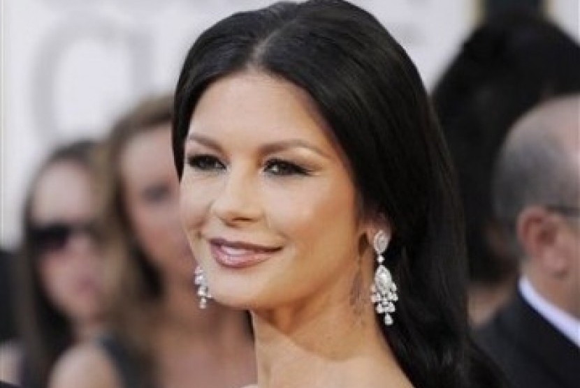 Aktris Catherine Zeta-Jones mengaku sangat ingin memerankan karakter James Bond versi perempuan.