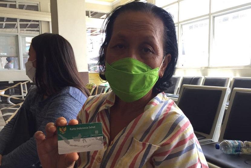 Catoutje (59), seorang ibu rumah tangga penjaga warung rumahan yang tinggal di Kelurahan Ranotana Kota Manado telah merasakan manfaat Program JKN-KIS ketika harus menjalani pengobatan. 