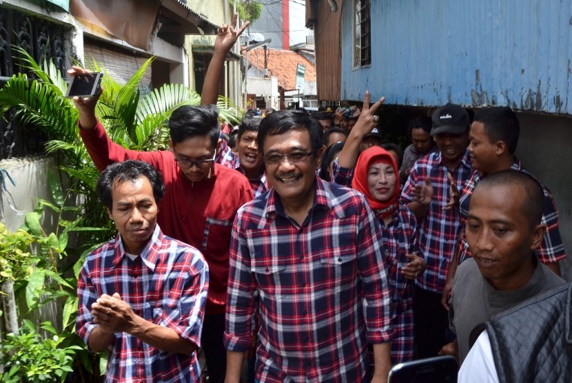 Cawagub Djarot Syaiful Hidayat nomor 2 mengunjungi warga Menteng Atas, Jakarta Pusat, Selasa (17/1). 