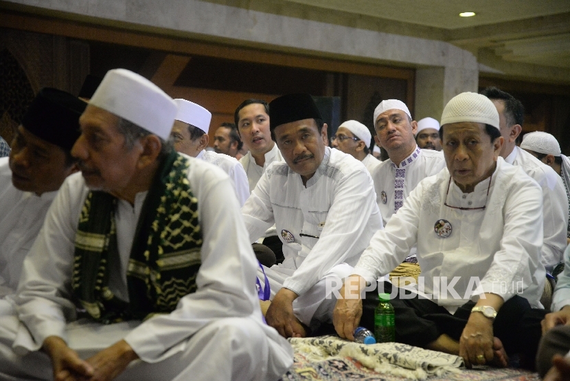 Cawagub DKI Djarot Saiful Hidayat saat menghadiri Dzikir dan Sholawat Untuk Negeri di masjid Agung At-Tien, Jakarta,Sabtu(11/3).