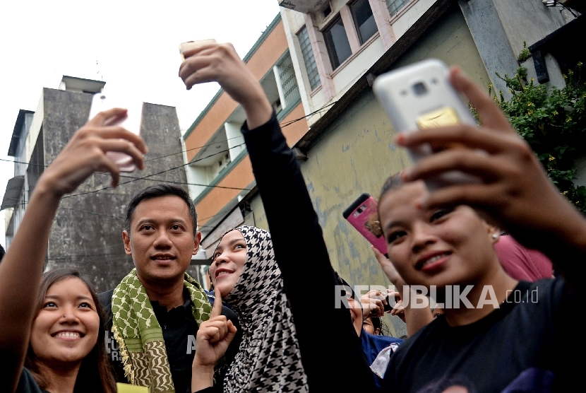  Cawagub DKI Jakarta Agus Harimurti Yudhoyono menyapa warga saat berkampanye di Kawasan Kelurahan Kenari, Jakarta, Kamis (2/2). 