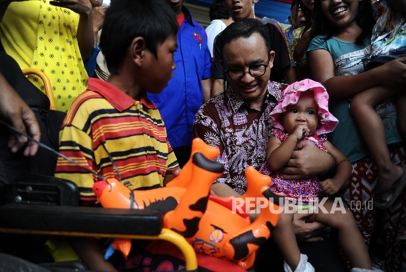 Cawagub DKI Jakarta Anies Baswedan berdialog dengan warga saat mengunjungi pemukiman padat di Tanah Merah, Plumpang, Jakarta Utara, Ahad (2/10). 