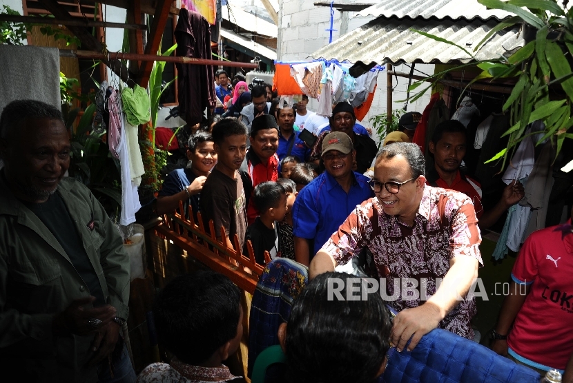 Cawagub DKI Jakarta Anies Baswedan berdialog dengan warga saat mengunjungi pemukiman padat di Tanah Merah, Plumpang, Jakarta Utara, Ahad (2/10).