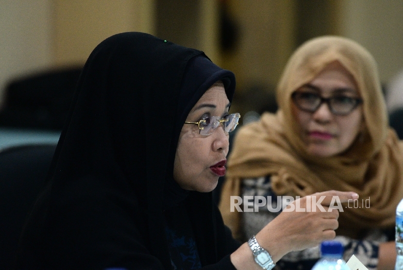  Cawagub DKI Jakarta nomer urut 1 Sylviana Murni memberikan paparan saat silaturahim ke redaksi Republika, Jakarta, Selasa (6/12).