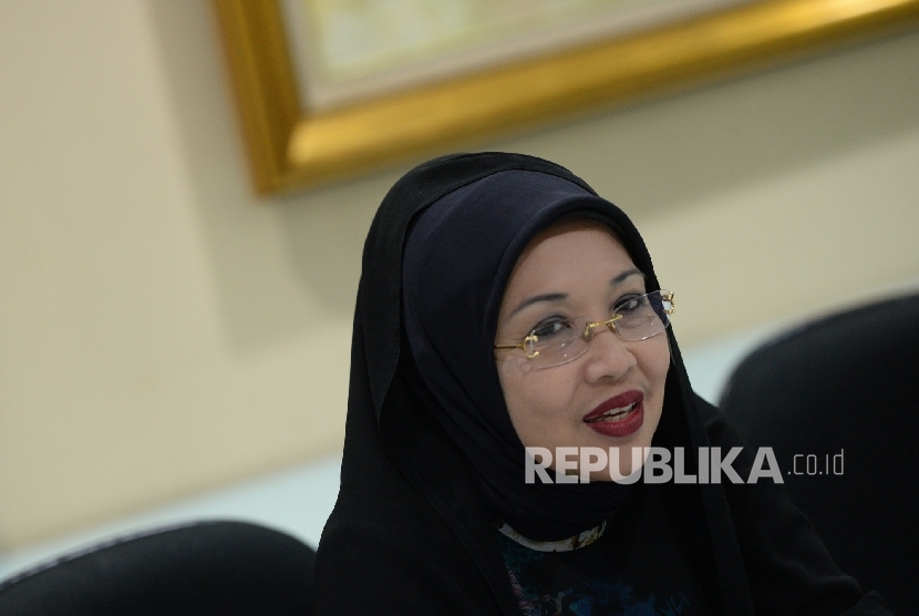  Cawagub DKI Jakarta nomer urut 1 Sylviana Murni memberikan paparan saat silaturahim ke redaksi Republika, Jakarta, Selasa (6/12).