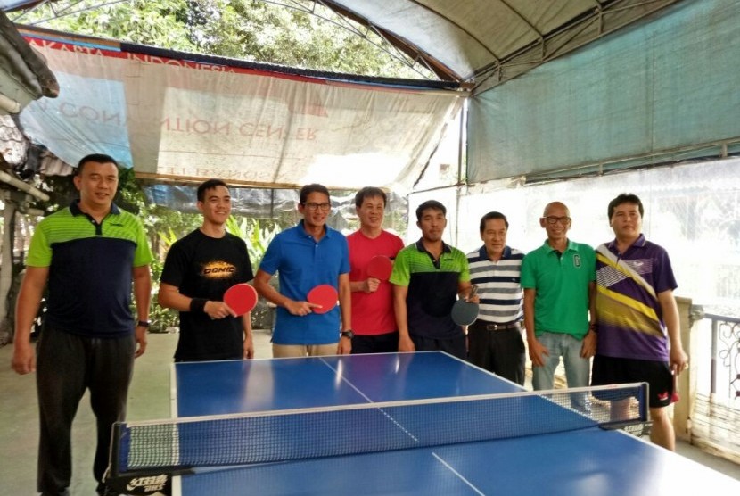 Cawagub DKI Jakarta nomor urut 3, Sandiaga Uno, bersama pengurus PTMSI dan atlet tenis meja saat sosialisasi program di Kebon Jeruk, Jakarta Barat, Sabtu (4/2).