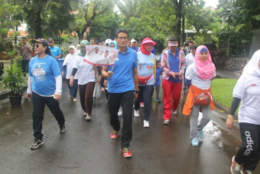 Cawagub DKI Jakarta nomor urut 3, Sandiaga Uno, bersama relawan melakukan jalan sehat di Kebayoran Baru, Jakarta Selatan, Sabtu (4/2).