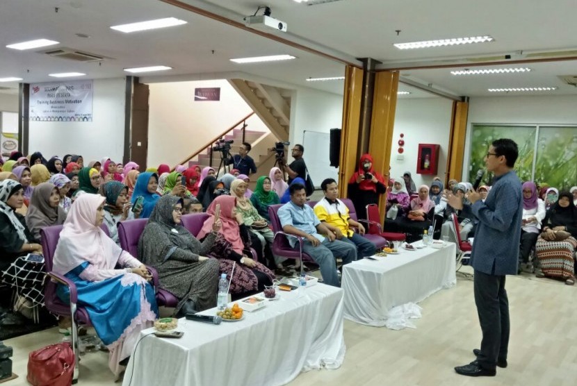 Cawagub DKI Jakarta, Sandiaga Uno memberikan pelatihan kewirausahaan di Pulogadung, Jakarta Timur, Senin (23/1)