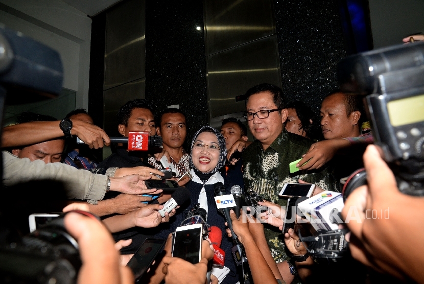 Cawagub DKI Jakarta Sylviana Murni menjawab pertanyaan wartawan usai memenuhi panggilan tim penyidik Bareskrim Polri ,Jakarta, Senin (30/1).